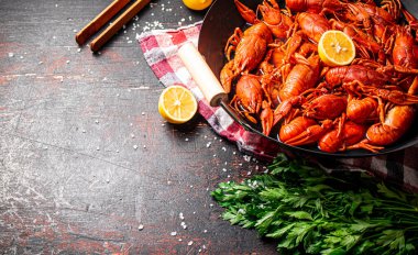 Bir tencere haşlanmış kerevit ve peçete. Karanlık bir arka plana karşı. Yüksek kalite fotoğraf