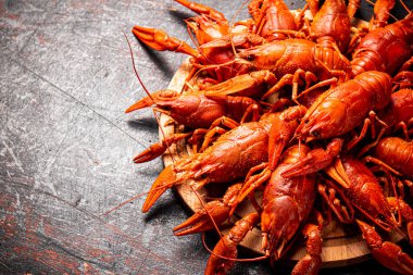 Yuvarlak bir kesme tahtasında kaynamış kerevit. Karanlık bir arka plana karşı. Yüksek kalite fotoğraf