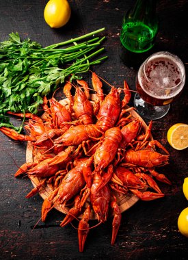 Bir bardak bira ve limonla haşlanmış kerevit. Karanlık bir arka plana karşı. Yüksek kalite fotoğraf