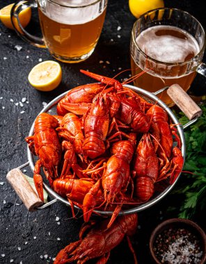 Kerevit kaynatılmış kevgir ve bir bardak bira. Siyah bir arka planda. Yüksek kalite fotoğraf