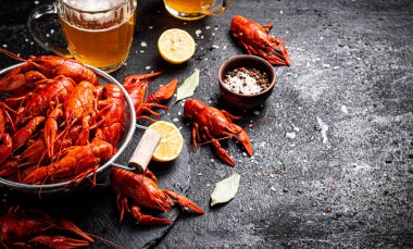 Kerevit kaynatılmış kevgir ve bir bardak bira. Siyah bir arka planda. Yüksek kalite fotoğraf