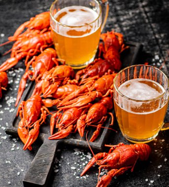 Kaynamış kerevit ve bira. Siyah bir arka planda. Yüksek kalite fotoğraf