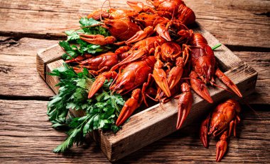 Masada kaynamış kerevit kokusu var. Ahşap bir arka planda. Yüksek kalite fotoğraf