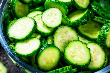 Dilimlenmiş salatalıklı cam kase. Makro arka plan. Yüksek kalite fotoğraf