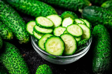 Dilimlenmiş salatalıklar masada. Karanlık bir arka plana karşı. Yüksek kalite fotoğraf