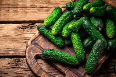 Kesme tahtasındaki taze salatalıklar. Ahşap bir arka planda. Yüksek kalite fotoğraf