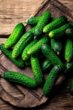 Kesme tahtasındaki taze salatalıklar. Ahşap bir arka planda. Yüksek kalite fotoğraf