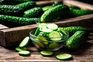 Cam kasede dilimlenmiş taze salatalık. Ahşap bir arka planda. Yüksek kalite fotoğraf