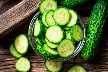 Cam kasede dilimlenmiş taze salatalık. Ahşap bir arka planda. Yüksek kalite fotoğraf