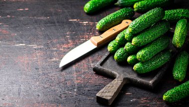 Tahta kesme tahtasındaki taze salatalıklar. Karanlık bir arka plana karşı. Yüksek kalite fotoğraf