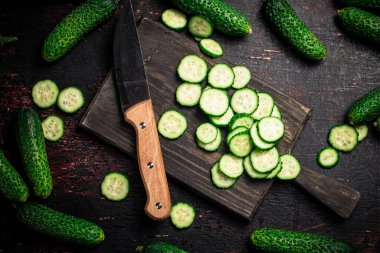 Salatalıklar kesme tahtasından kesilmiş. Siyah bir arka planda. Yüksek kalite fotoğraf