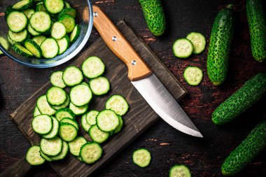 Salatalıklar kesme tahtasından kesilmiş. Siyah bir arka planda. Yüksek kalite fotoğraf