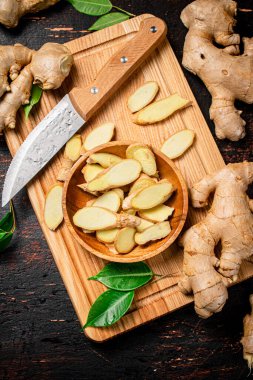 Bıçakla doğranmış zencefil. Kırsal bir arka planda. Yüksek kalite fotoğraf