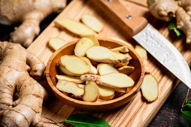 Bıçakla doğranmış zencefil. Kırsal bir arka planda. Yüksek kalite fotoğraf