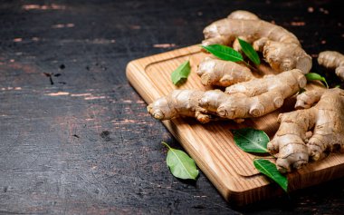 Tahta kesme tahtasındaki kızıl. Kırsal bir arka planda. Yüksek kalite fotoğraf