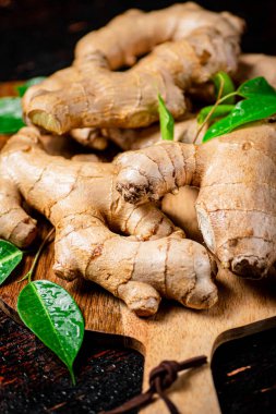 Tahta kesme tahtasındaki kızıl. Kırsal bir arka planda. Yüksek kalite fotoğraf