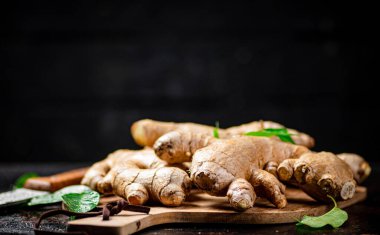 Tahta kesme tahtasındaki kızıl. Kırsal bir arka planda. Yüksek kalite fotoğraf