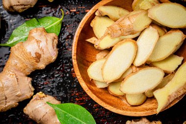 Tabakta taze zencefil parçaları. Kırsal bir arka planda. Yüksek kalite fotoğraf