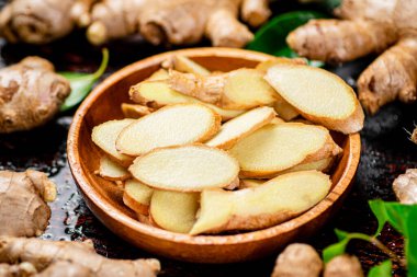 Tabakta taze zencefil parçaları. Kırsal bir arka planda. Yüksek kalite fotoğraf