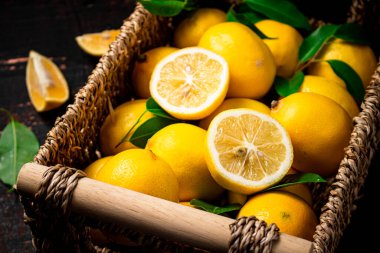 Sepetinde yeşillik olan taze limon. Kırsal bir arka planda. Yüksek kalite fotoğraf