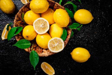 Kokulu limon ve yapraklı sepet. Siyah bir arka planda. Yüksek kalite fotoğraf