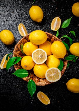 Kokulu limon ve yapraklı sepet. Siyah bir arka planda. Yüksek kalite fotoğraf