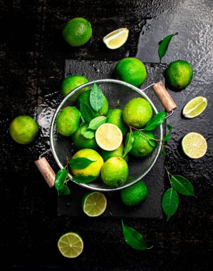 Kevgir yapraklı kokulu kireç. Siyah, nemli bir arka planda. Yüksek kalite fotoğraf