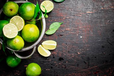 Kevgir yapraklı taze limon. Kırsal bir arka planda. Yüksek kalite fotoğraf