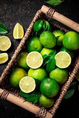 Sepette yaprakları olan limon. Siyah bir arka planda. Yüksek kalite fotoğraf