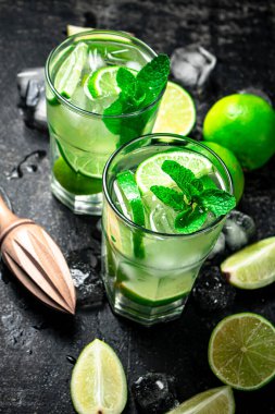 Geleneksel mojito, limon ve naneli. Siyah bir arka planda. Yüksek kalite fotoğraf