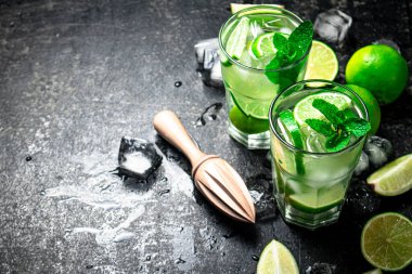 Geleneksel mojito, limon ve naneli. Siyah bir arka planda. Yüksek kalite fotoğraf