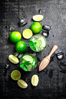 Geleneksel mojito, limon ve naneli. Siyah bir arka planda. Yüksek kalite fotoğraf