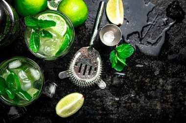 Naneli ve buzlu mojito. Siyah, nemli bir arka planda. Yüksek kalite fotoğraf