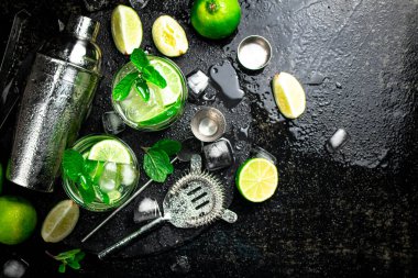 Taş bir tahtada mojito. Siyah bir arka planda. Yüksek kalite fotoğraf