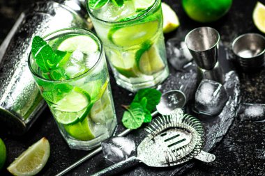 Taş bir tahtada mojito. Siyah bir arka planda. Yüksek kalite fotoğraf