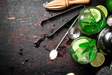 Limonlu ve naneli mojito. Siyah bir arka planda. Yüksek kalite fotoğraf