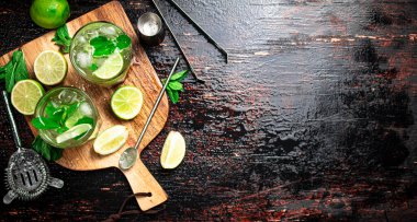 Nane aromalı Mojito. Karanlık bir arka plana karşı. Yüksek kalite fotoğraf