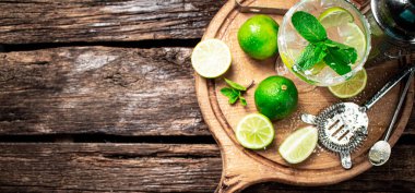 Limonlu Margarita. Ahşap bir arka planda. Yüksek kalite fotoğraf
