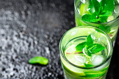Nane aromalı Mojito. Karanlık bir arka plana karşı. Yüksek kalite fotoğraf