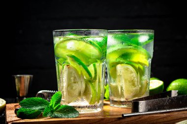 Limonlu ve nane yapraklı mojito. Siyah bir arka planda. Yüksek kalite fotoğraf