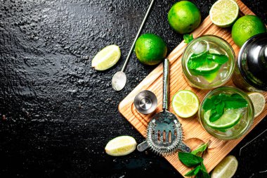Limonlu ve nane yapraklı mojito. Siyah bir arka planda. Yüksek kalite fotoğraf