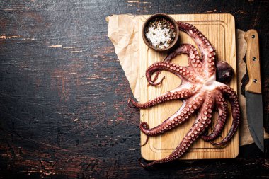 Ahtapot ahşap kesim tahtasının üzerinde. Kırsal bir arka planda. Yüksek kalite fotoğraf