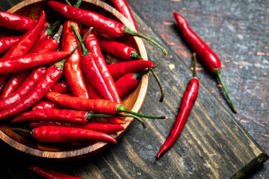 Kesme tahtasında kırmızı biber kabukları. Kırsal bir arka planda. Yüksek kalite fotoğraf