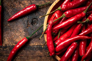 Masada acı biber kabukları var. Ahşap bir arka planda. Yüksek kalite fotoğraf