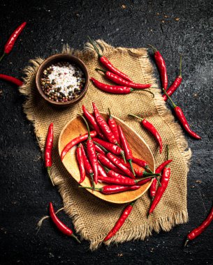Bir tabak kırmızı biber ve peçete. Siyah bir arka planda. Yüksek kalite fotoğraf