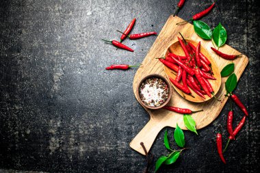 Kesme tahtasında acı biber kabukları. Siyah bir arka planda. Yüksek kalite fotoğraf