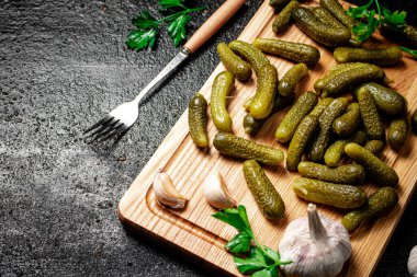 Sarımsak ve maydanozla kesilmiş turşu. Siyah bir arka planda. Yüksek kalite fotoğraf