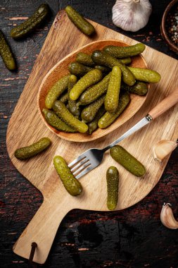 Kesme tahtasında salatalık turşusu. Siyah bir arka planda. Yüksek kalite fotoğraf