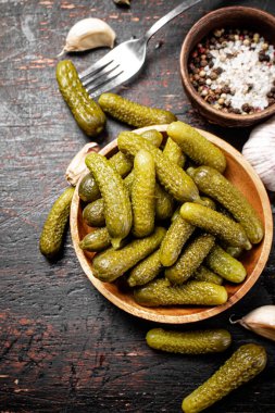 Masada ev yapımı salatalık turşusu. Kırsal bir arka planda. Yüksek kalite fotoğraf