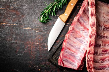 Kesme tahtasında çiğ pirzola. Kırsal bir arka planda. Yüksek kalite fotoğraf